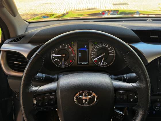 TOYOTA HILUX 2.8 D-4D TURBO DIESEL CD SR 4X4 AUTOMÁTICO TOYOTA HILUX 2.8 D-4D TURBO DIESEL CD SR 4X4 AUTOMÁTICO